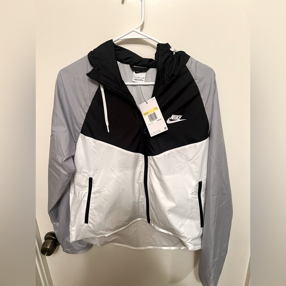 Nike windbreaker size women’s small